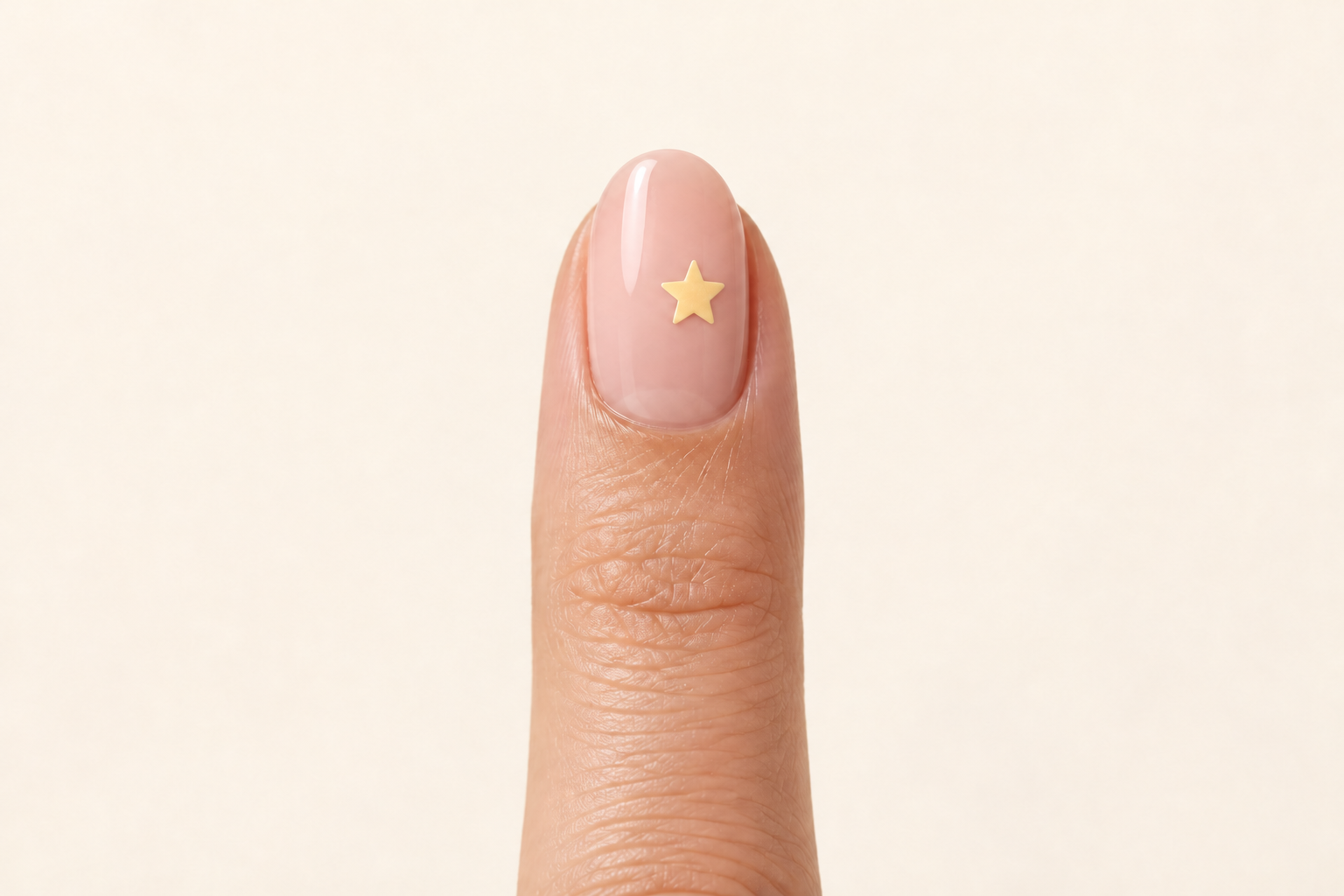 Una pegatina de estrella sobre la uña, vista de cerca